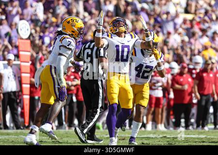 Baton Rouge, LOUISIANE, États-Unis. 15 novembre 2025. Dashawn Spears de la LSU (10) célèbre après un sac lors d'un match de football NCAA entre les Razorbacks de l'Arkansas et les Tigers de la LSU au Tiger Stadium de Baton Rouge, EN LOUISIANE. Jonathan Mailhes/CSM/Alamy Live News Banque D'Images