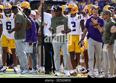 Baton Rouge, LOUISIANE, États-Unis. 15 novembre 2025. L'entraîneur-chef par intérim de la LSU Frank Wilson marche sur la ligne de touche lors d'un match de football de la NCAA entre les Razorbacks de l'Arkansas et les Tigers de la LSU au Tiger Stadium de Baton Rouge, EN LOUISIANE. Jonathan Mailhes/CSM/Alamy Live News Banque D'Images