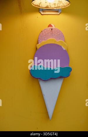 Les enseignes du glacier ajoutent un charme côtier lumineux à un mur coloré de Rehoboth Beach, Delaware, mettant en valeur un lieu de gourmandise classique de style promenade. Banque D'Images