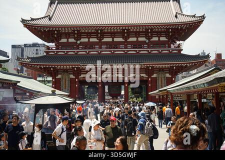 Une foule nombreuse de visiteurs traversent la porte Hozomon pour accéder au temple Senso-ji à Asakusa, Tokyo, Japon Banque D'Images