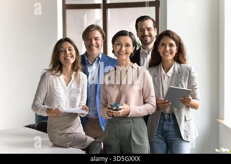 Portrait motivé équipe d'affaires multiculturelle regardant la caméra avec des sourires Banque D'Images