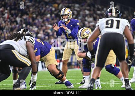 15 novembre 2025 : le quarterback Demond Williams Jr. des Huskies de Washington (2) sur la ligne de scrimmage lors du match de football NCAA entre les Purdue Boilermakers et les Huskies de Washington à Seattle WA. Washington bat Purdue 49-13. Steve Faber/CSM Banque D'Images