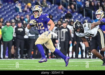 15 novembre 2025 : les Huskies de Washington Running Back Ryken Moon (32) sprints vers la ligne de but lors du match de football de la NCAA entre les Purdue Boilermakers et les Huskies de Washington à Seattle. Moon, le fils du célèbre NFL Hall of Famer et ancien quarterback de Washington, s'est précipité 4 fois pour 22 yards. Washington bat Purdue 49-13. Steve Faber/CSM Banque D'Images