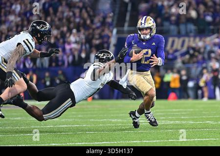 15 novembre 2025 : le quarterback Demond Williams Jr. (2) des Washington Huskies échappe à l'emprise du linebacker Mani Powell (16 ans) des Purdue Boilermakers lors du match de football NCAA entre les Purdue Boilermakers et les Washington Huskies à Seattle WA. Washington bat Purdue 49-13. Steve Faber / CSM Banque D'Images