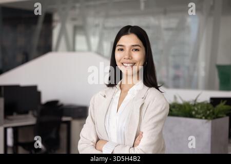 Heureuse jeune femme chef d'entreprise confiante posant les bras pliés Banque D'Images