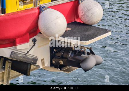 Ahus, Suède ; 22 septembre 2025 : vue arrière de la CÔTE SAR avec bouées d'aile jumelées et système de propulsion à jet d'eau visible positionné sur le quai dans l'ha Banque D'Images