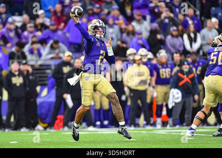 15 novembre 2025 : le quarterback Demond Williams Jr. (2) des Washington Huskies lance une passe lors du match de football NCAA entre les Purdue Boilermakers et les Washington Huskies à Seattle WA. Williams était 16-19 pour 257 yards et 2 touchdowns. Washington bat Purdue 49-13. Steve Faber/CSM Banque D'Images