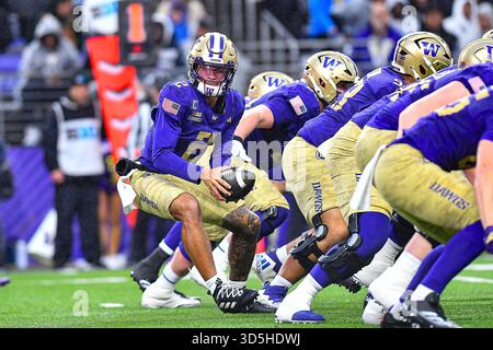 15 novembre 2025 : le quarterback Demond Williams Jr. (2) des Washington Huskies se tourne vers le match de football NCAA entre les Purdue Boilermakers et les Washington Huskies à Seattle WA. Washington bat Purdue 49-13. Steve Faber/CSM Banque D'Images