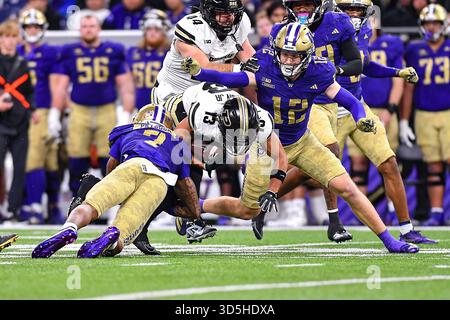 15 novembre 2025 : Alex McLaughlin (12 ans) et Ephesians Prysock (7 ans), cornerback des Huskies de Washington, arrêtent le receveur large de Purdue Boilermakers EJ Horton Jr. (13 ans) lors du match de football de la NCAA entre les Purdue Boilermakers et les Washington Huskies à Seattle WA. Washington bat Purdue 49-13. Steve Faber/CSM Banque D'Images
