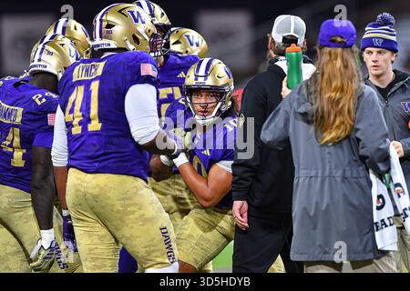 15 novembre 2025 : le linebacker XE'ree Alexander (10 ans) des Washington Huskies fait une démonstration de technique lors du match de football NCAA entre les Purdue Boilermakers et les Washington Huskies à Seattle, dans l'État de Washington. Alexander mène Washington avec 8 tacles, dont 1,5 tacles pour la défaite dans le match. Washington bat Purdue 49-13. Steve Faber/CSM Banque D'Images