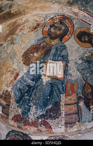 Fresque du XIVe siècle représentant le Christ peint sur la voûte de l'église orthodoxe du monastère de Sapara en Géorgie Banque D'Images