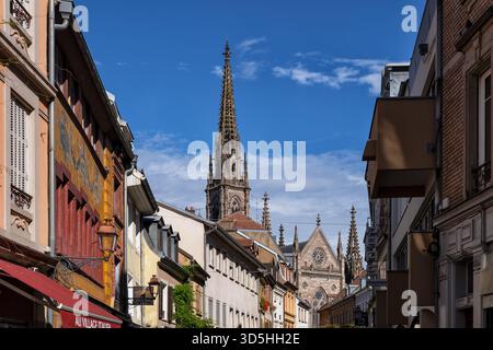 Ville de Mulhouse en Alsace, France. Vieille ville historique avec flèche de l'église du Temple Saint-Etienne. Banque D'Images