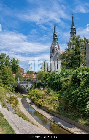 Église paroissiale de Jean-Baptiste (église de Trnovo) et rivière Gradascica à Ljubljana, Slovénie. Banque D'Images