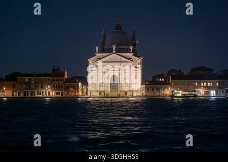 Église du très Saint Rédempteur (Chiesa del Santissimo Redentore) la nuit dans la ville de Venise en Italie. Église catholique romaine du XVIe siècle sur Giudecca Banque D'Images