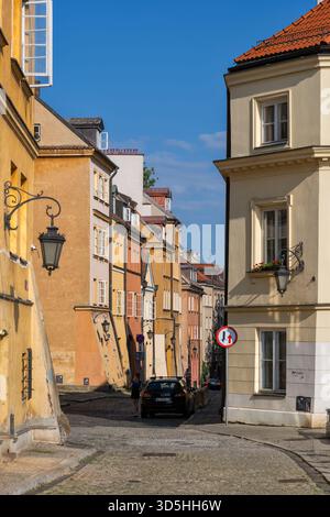 Rue dans la vieille ville dans la ville de Varsovie en Pologne. Banque D'Images