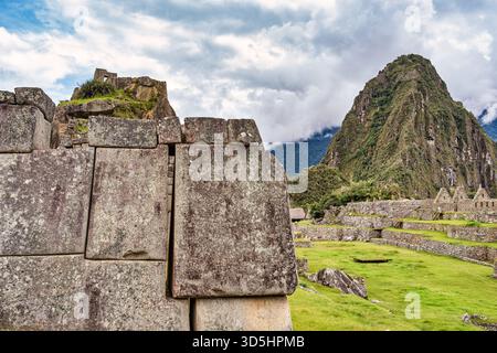 Vue panoramique spectaculaire avec le sommet de la montagne Huayna Picchu s'élevant au-dessus du Machu Picchu Banque D'Images