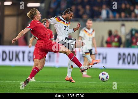 Luxembourg, Luxembourg. 14 novembre 2025. Serge Gnabry, Allemand, concurrencer pour le ballon, Tackling, duel, header, zweikampf, action, lutte contre Mathias Olesen du Luxembourg dans le match de qualification de la Coupe du monde de la FIFA 2026 LUXEMBOURG - ALLEMAGNE 0-2 dans la saison 2025/2026 le 14 novembre 2025 au Luxembourg. Photographe : ddp images/STAR-images crédit : ddp Media GmbH/Alamy Live News Banque D'Images