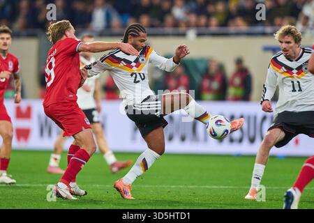 Luxembourg, Luxembourg. 14 novembre 2025. Serge Gnabry d'Allemagne Nick Woltemade d'Allemagne concourent pour le ballon, plaquage, duel, header, zweikampf, action, lutte contre Mathias Olesen du Luxembourg dans le match de qualification de la Coupe du monde de la FIFA 2026 LUXEMBOURG - ALLEMAGNE 0-2 dans la saison 2025/2026 le 14 novembre 2025 au Luxembourg. Photographe : ddp images/STAR-images crédit : ddp Media GmbH/Alamy Live News Banque D'Images