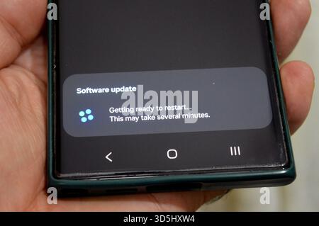 Le Caire, Égypte, 10 novembre 2025 : mise à jour du système Android, version android 16, mise à jour de l'interface utilisateur ai One pour les téléphones Galaxy, mise à jour du logiciel Samsung pour Samsung FL Banque D'Images