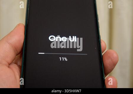 Le Caire, Égypte, 10 novembre 2025 : AI One UI mise à niveau pour les téléphones Galaxy, mise à jour logicielle Samsung pour les téléphones cellulaires Samsung Flagship, avec stabilisi de l'appareil Banque D'Images