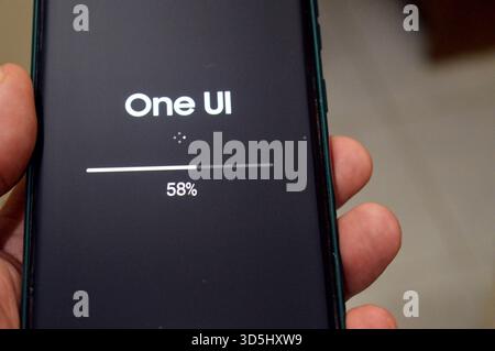 Le Caire, Égypte, 10 novembre 2025 : AI One UI mise à niveau pour les téléphones Galaxy, mise à jour logicielle Samsung pour les téléphones cellulaires Samsung Flagship, avec stabilisi de l'appareil Banque D'Images