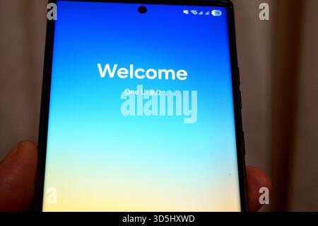 Le Caire, Egypte, 10 novembre 2025 : L'écran d'accueil pour Galaxy ai One UI 8,0, mise à jour du logiciel Samsung pour les téléphones cellulaires Samsung Flagship, avec securi Banque D'Images