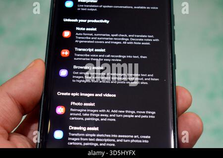 Le Caire, Égypte, 10 novembre 2025 : Advanced Intelligence Galaxy ai One UI 8,0, mise à jour logicielle Samsung pour les téléphones cellulaires Samsung Flagship, avec securit Banque D'Images