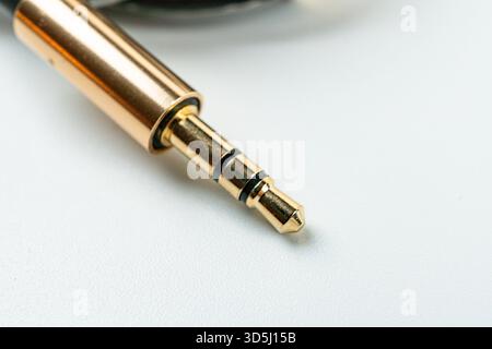 Image en gros plan d'une cartouche d'encre dorée pour un stylo plume, soulignant sa qualité et son savoir-faire a Banque D'Images