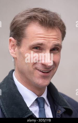 Londres, Royaume-Uni. 16 novembre 2025. Sur la photo : Chris Philp - Shadow Home Secretary du Royaume-Uni est interviewé devant la BBC Broadcasting House après être apparu en tant qu'invité lors de 'Sunday with Laura Kuenssberg'. Crédit : Justin Ng/Alamy Live News Banque D'Images