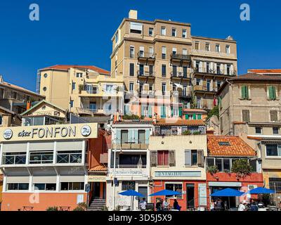 Marseille, France, 10 octobre 2025 : vallon des auffes, charmant village de pêcheurs aux bâtiments colorés et aux bateaux traditionnels Banque D'Images