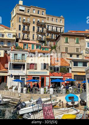 Marseille, France, 10 octobre 2025 : vallon des auffes, charmant village de pêcheurs aux bâtiments colorés et aux bateaux traditionnels Banque D'Images