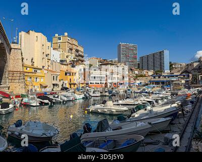 Marseille , France, 10 octobre 2025 : Port de pêche du vallon des auffes de Marseille montrant des bateaux traditionnels et des bâtiments résidentiels Banque D'Images
