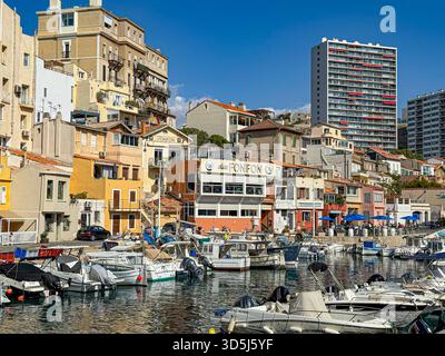 Marseille , France, 10 octobre 2025 : Port de pêche du vallon des auffes de Marseille montrant des bateaux traditionnels et des bâtiments résidentiels Banque D'Images