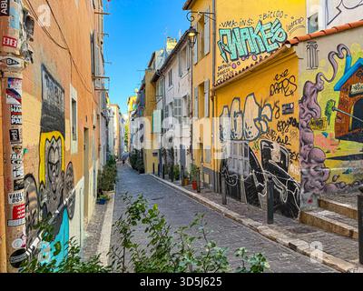 Marseille , France, 10 octobre 2025 : rue du quartier Marseille panier avec des bâtiments colorés et des graffitis vibrants Banque D'Images