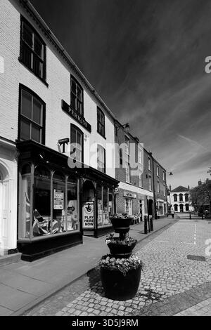 Magasins sur la place du marché, ville de Horncastle, Lincolnshire, Angleterre, Royaume-Uni Banque D'Images