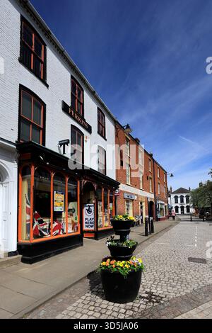 Magasins sur la place du marché, ville de Horncastle, Lincolnshire, Angleterre, Royaume-Uni Banque D'Images