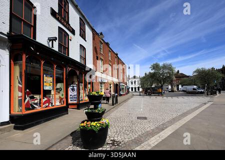 Magasins sur la place du marché, ville de Horncastle, Lincolnshire, Angleterre, Royaume-Uni Banque D'Images