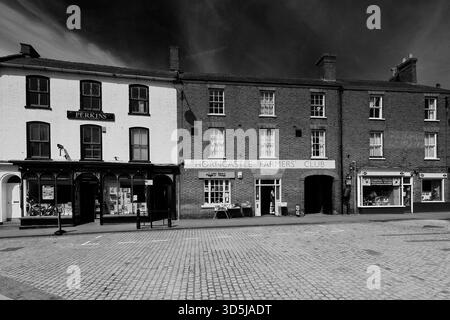 Magasins sur la place du marché, ville de Horncastle, Lincolnshire, Angleterre, Royaume-Uni Banque D'Images