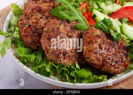 Côtelettes frites, viande hachée mélangée, avec salade de légumes, maison, vue de dessus, personne, Banque D'Images