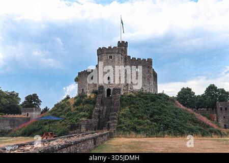 Cardiff, pays de Galles - 15 août 2022 : vue sur le donjon du château de Cardiff avec le drapeau gallois au sommet Banque D'Images