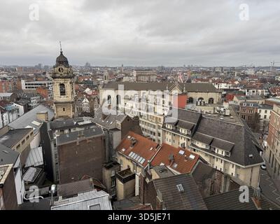 Belgique, Bruxelles, 31 décembre 2024 ; vue panoramique sur les toits de bruxelles, mettant en valeur l'église sainte catherine et une grande roue au loin Banque D'Images