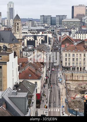 Belgique, Bruxelles, 31 décembre 2024 ; vue aérienne de la rue Laeken du centre-ville de Bruxelles, avec église, maisons traditionnelles, bâtiments modernes, Banque D'Images