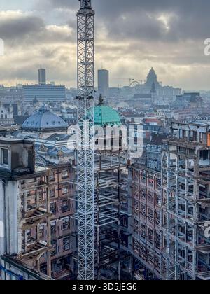 Belgique, Bruxelles, 31 décembre 2024 ; travaux de déconstruction en cours sur le bâtiment à bruxelles, belgique, avec grue, paysage urbain et palais de Ju Banque D'Images