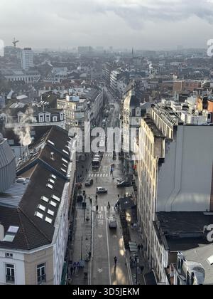 Belgique, Bruxelles, le 31 décembre 2024 ; vue en grand angle d'une rue humide Van Artevelde à bruxelles, belgique, bordée de bâtiments et animée par ACT Banque D'Images