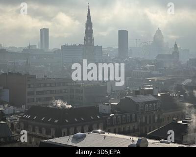 Belgique, Bruxelles, 31 décembre 2024 ; vue aérienne du centre-ville de bruxelles avec brouillard levant par un froid matin d'hiver, avec des monuments emblématiques et Banque D'Images