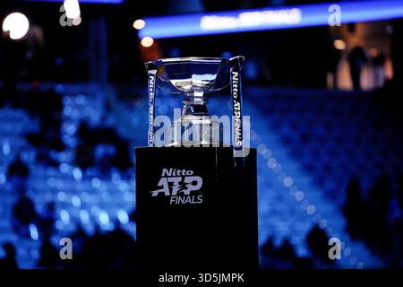 Torino, Italie. 16 novembre 2025. Trophée avant le double match de tennis final de l'ATP World Tour finals à l'Inalpi Arenain Turin, Italie - dimanche 16 novembre 2025. Sport - . (Photo de Marco Alpozzi/Lapresse) crédit : LaPresse/Alamy Live News Banque D'Images