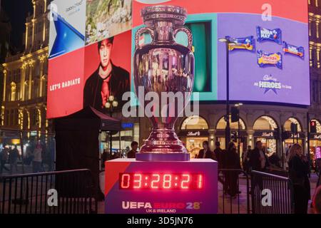Londres, Royaume-Uni. 12 novembre 2025. Le tournoi de football UEFA EURO 2028 qui se tiendra au Royaume-Uni et en Irlande est officiellement lancé à Londres. Photo : une réplique du trophée Henri Delaunay du Championnat d'Euro de l'UEFA est affichée à Piccadilly Circus au-dessus d'un compte à rebours jusqu'au début des championnats à Cardiff le 9 juin 2028. Banque D'Images