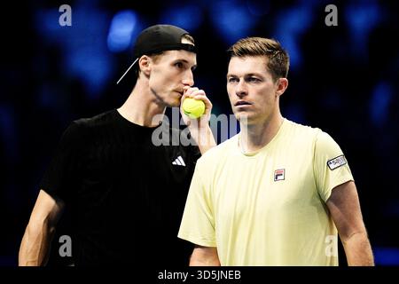 Torino, Italie. 15 novembre 2025. Joe Salisbury et Neal Skupski, de Grande-Bretagne, lors de leur double finale de tennis de l'ATP World Tour finals contre Henry Patten et FinlandÕs Harri Heliovaara à l'Inalpi Arenain Turin, Italie - dimanche 16 novembre 2025. Sport - . (Photo de Marco Alpozzi/Lapresse) crédit : LaPresse/Alamy Live News Banque D'Images