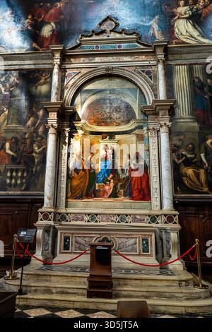 Retable de San Zaccaaria Madonna intronisée à l'enfant et aux Saints par le peintre de la Renaissance Giovanni à l'église de San Zaccaria à Venise, en Italie. Banque D'Images
