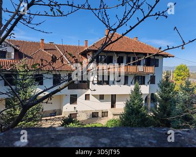 Monastère traditionnel avec balcons en bois et toit carrelé Banque D'Images
